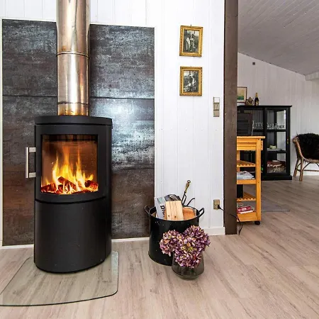 بيت للعطل Three-bedroom Holiday In 2 *